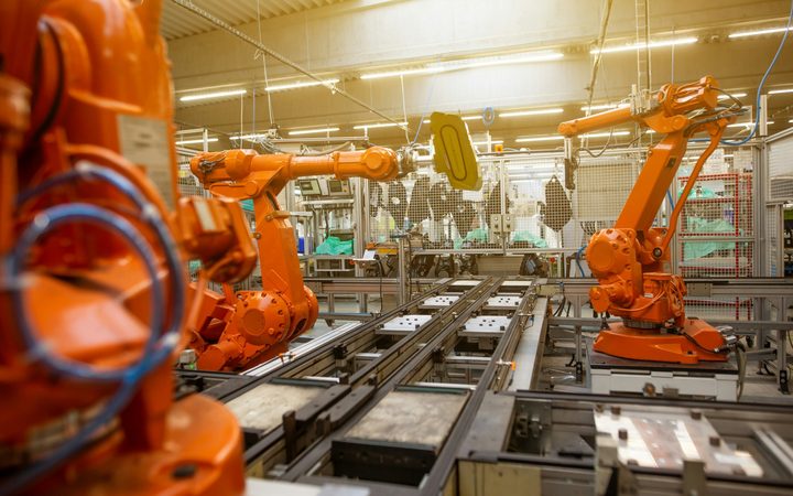 Industriële robotarmen aan een productielijn