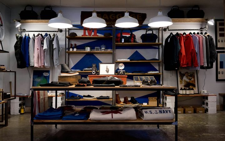 Interieur van een kledingwinkel