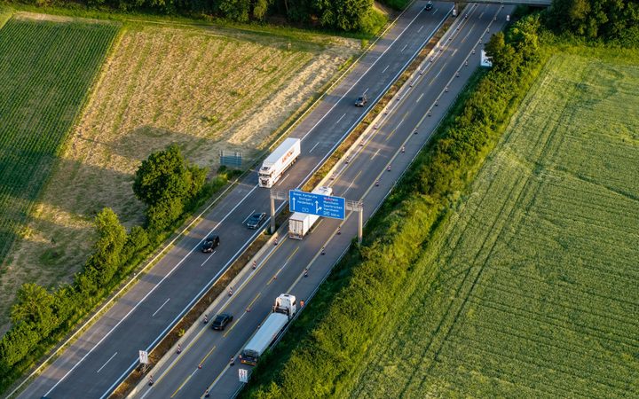 Vrachtwagens op de snelweg, van boven gezien